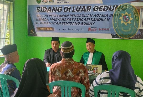12 SIDANG DI LUAR GEDUNG PENGADILAN AGAMA BINTUHAN HADIR DI KECAMATAN SEMIDANG GUMAY