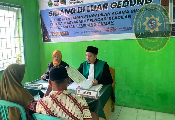 15 TIM SIDANG DI LUAR GEDUNG PENGADILAN AGAMA BINTUHAN HADIR LAGI DI KECAMATAN SEMIDANG GUMAY3