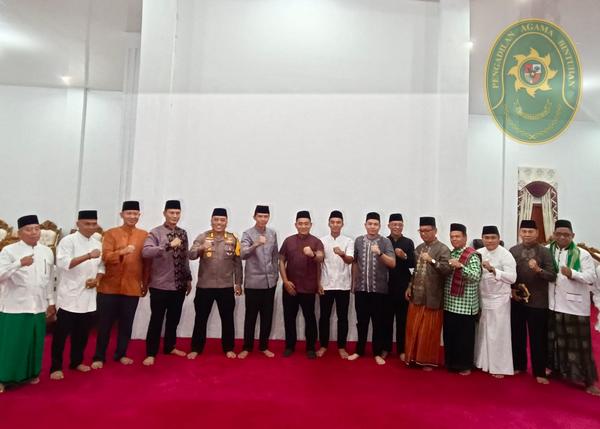 29 KETUA PENGADILAN AGAMA BINTUHAN HADIRI BUKA PUASA DAN TARAWIH BERSAMA PEMKAB. KAUR6