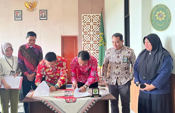 2 PENGADILAN AGAMA BINTUHAN LAKSANAKAN PENANDATANGANAN PKS DAN MOU POSBAKUM TAHUN 2025 