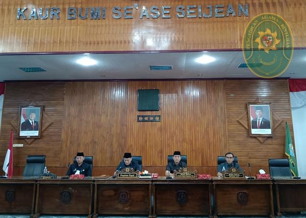 3 KETUA PENGADILAN AGAMA BINTUHAN HADIRI RAPAT PARIPURNA PENETAPAN BUPATI DAN WAKIL BUPATI TERPILIH 2