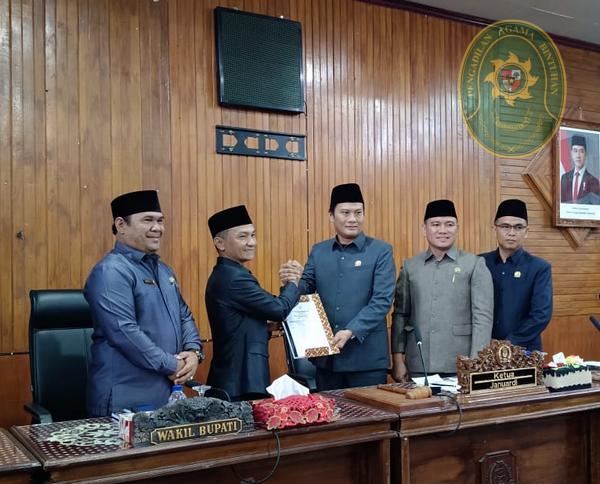 44 KETUA PENGADILAN AGAMA BINTUHAN HADIRI RAPAT PARIPURNA DPRD KABUPATEN KAUR DENGAN TIGA AGENDA3