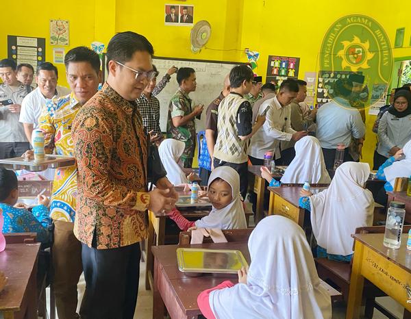 58 KETUA PENGADILAN AGAMA BINTUHAN TINJAU PELAKSANAAN MAKAN GIZI GRATIS