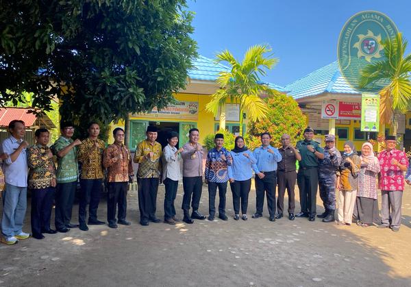 58 KETUA PENGADILAN AGAMA BINTUHAN TINJAU PELAKSANAAN MAKAN GIZI GRATIS 3