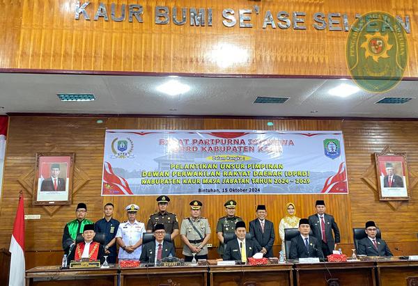 105 KETUA PA BINTUHAN HADIRI PELANTIKAN UNSUR PIMPINAN DPRD KABUPATEN KAUR