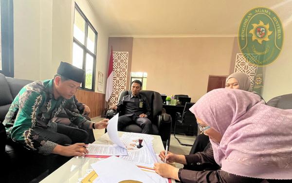 2 PENGADILAN AGAMA BINTUHAN LAKSANAKAN PENANDATANGANAN PKS DAN MOU POSBAKUM DENGAN LEMBAGA BANTUAN HUKUM3