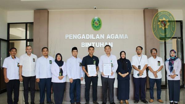 3 TENTANG RADIUS WILAYAH KETUA PA DAN PN BINTUHAN TANDA TANGANI PERJANJIAN KERJASAMA 