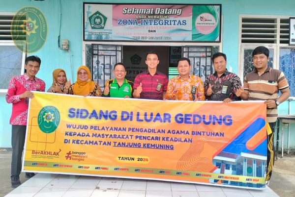 51 BERIKAN KEMUDAHAN BAGI MASYARAKAT PA BINTUHAN SIDANG DI LUAR GEDUNG