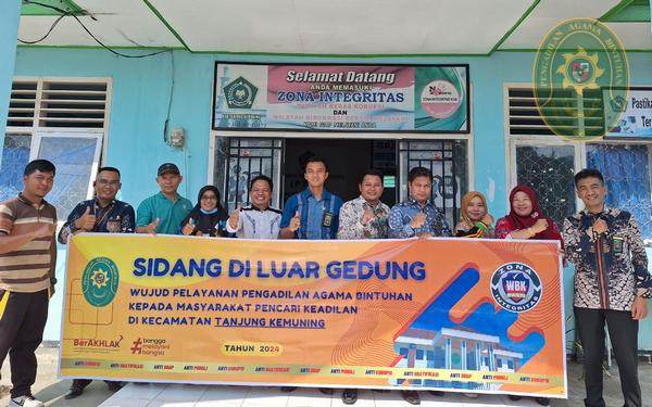 60 ANTUSIAS MASYARAKAT SERBU SIDANG DI LUAR GEDUNG PA BINTUHAN DI TANJUNG KEMUNING