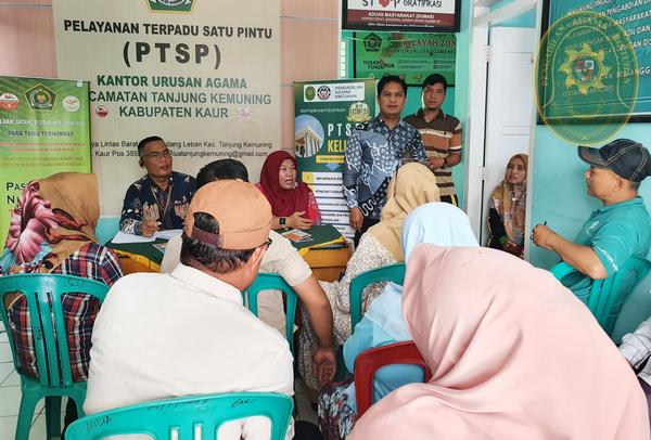 60 ANTUSIAS MASYARAKAT SERBU SIDANG DI LUAR GEDUNG PA BINTUHAN DI TANJUNG KEMUNING2