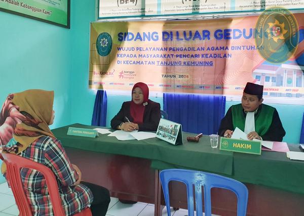 60 ANTUSIAS MASYARAKAT SERBU SIDANG DI LUAR GEDUNG PA BINTUHAN DI TANJUNG KEMUNING3
