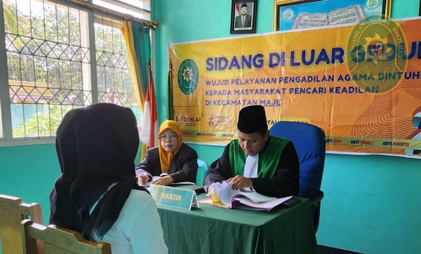 60 ANTUSIAS MASYARAKAT SERBU SIDANG DI LUAR GEDUNG PA BINTUHAN DI TANJUNG KEMUNING4