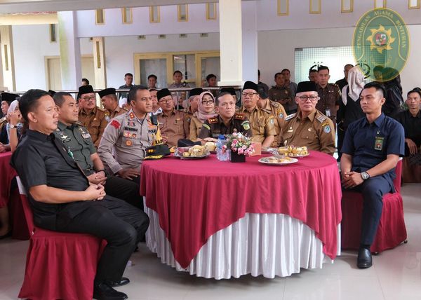 62 SETELAH PERTEMUAN ADA PERPISAHAN KETUA PA BINTUHAN HADIRI PENGANTAR ALIH TUGAS KAJARI KAUR
