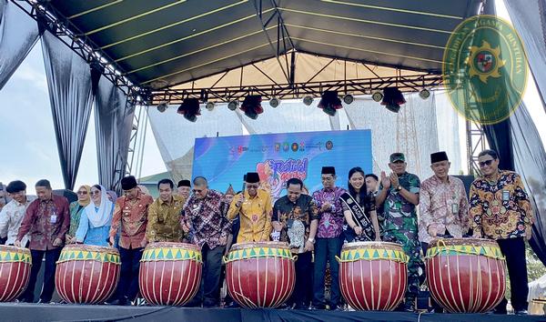 64 DUKUNG PARIWISATA DAN EKONOMI KREATIF KABUPATEN KAUR PA BINTUHAN HADIRI PEMBUKAAN FESTIVAL GURITA 2024