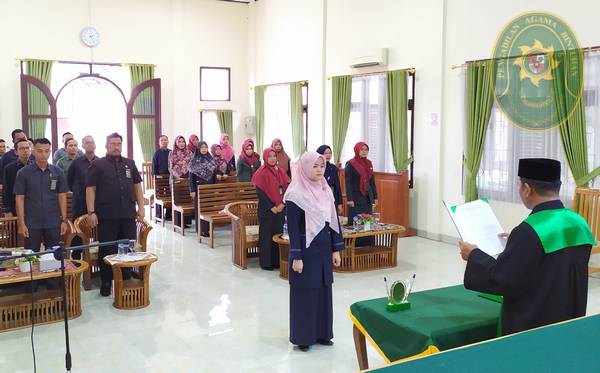 6 KETUA PA BINTUHAN HADIRI PELANTIKAN DAN PENGAMBILAN SUMPAH PANITERA PENGGANTI PA ARGA MAKMUR
