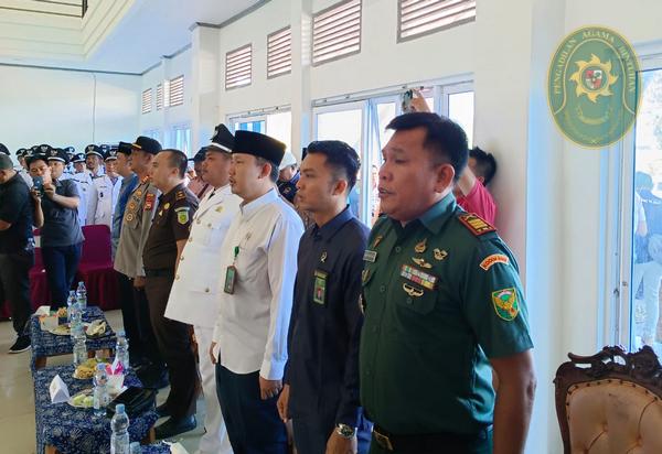 72 KETUA PENGADILAN AGAMA BINTUHAN HADIRI PENGUKUHAN PERPANJANGAN MASA JABATAN KADES2