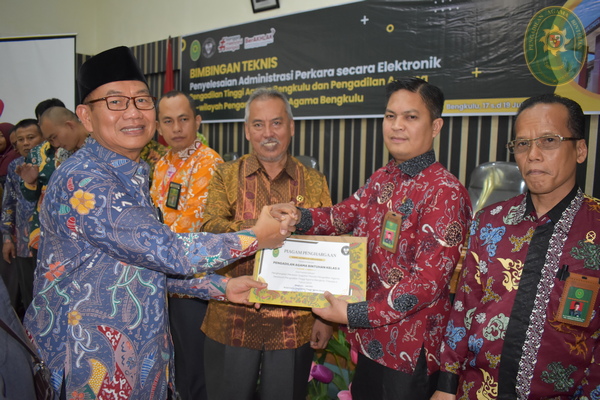 75 PENGADILAN AGAMA BINTUHAN RAIH PENGHARGAAN DI ACARA BIMTEK PTA BENGKULU