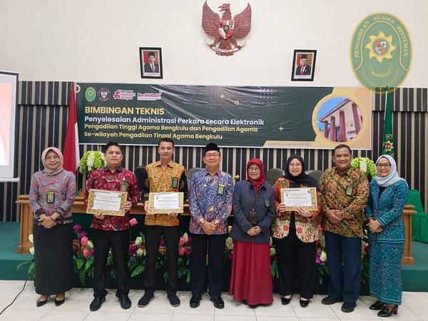75 PENGADILAN AGAMA BINTUHAN RAIH PENGHARGAAN DI ACARA BIMTEK PTA BENGKULU3