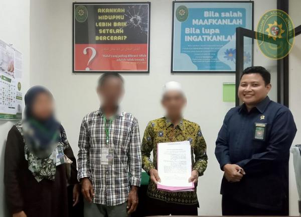 76 SENYUM SUMRINGAH HAKIM MEDIATOR PENGADILAN AGAMA BINTUHAN SELESAIKAN PERKARA DENGAN DAMAI 