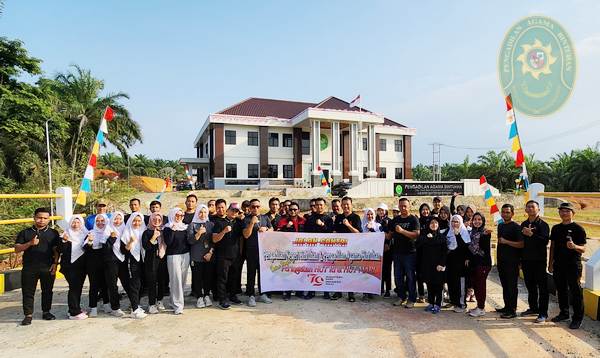 82 PENGADILAN AGAMA DAN PENGADILAN NEGERI BINTUHAN GELAR JALAN SANTAI BERSAMA MERIAHKAN HUT RI DAN MA