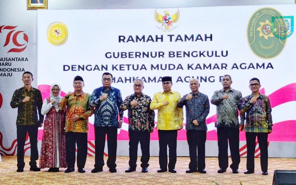 87 KETUA PENGADILAN AGAMA BINTUHAN HADIRI RAMAH TAMAH GUBERNUR BENGKULU DENGAN KETUA MUDA KAMAR AGAMA MA RI2