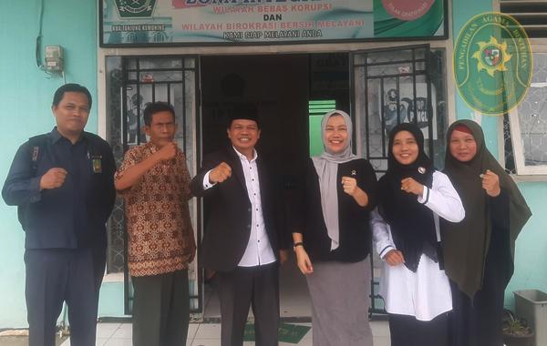 8 SIDANG DI LUAR GEDUNG PENGADILAN AGAMA BINTUHAN HADIR DI KECAMATAN TANJUNG KEMUNING