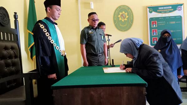 24 KETUA PENGADILAN AGAMA BINTUHAN LANTIK PANITERA MUDA HUKUM1