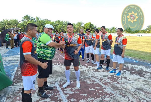 60 KETUA PENGADILAN AGAMA BINTUHAN TANDING TURNAMEN SEPAK BOLA DANDIM CUP 2023