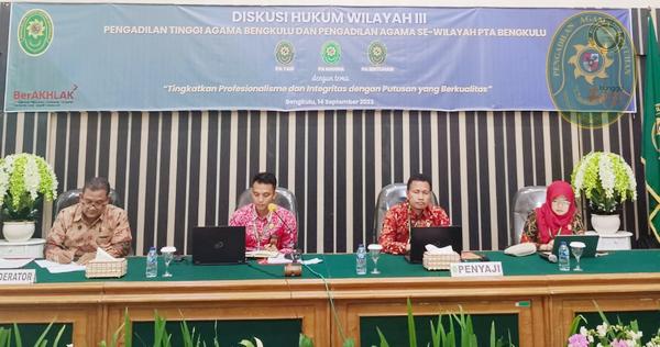 61 KETUA PA BINTUHAN PEMBICARA DISKUSI HUKUM DI PTA BENGKULU