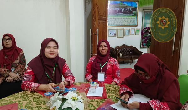 61 KETUA PA BINTUHAN PEMBICARA DISKUSI HUKUM DI PTA BENGKULU2