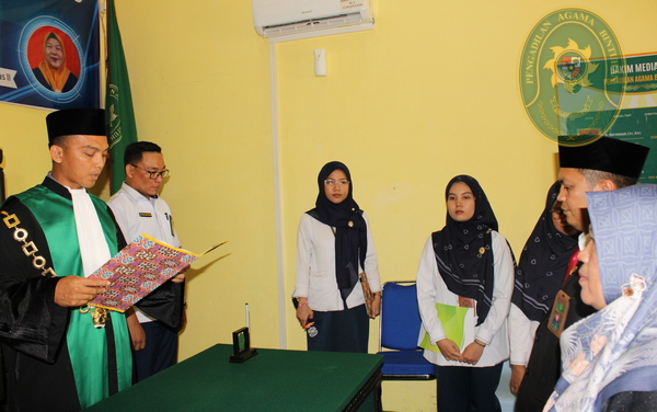 69 HAPPY DAN EVI DILANTIK OLEH KETUA PENGADILAN AGAMA BINTUHAN