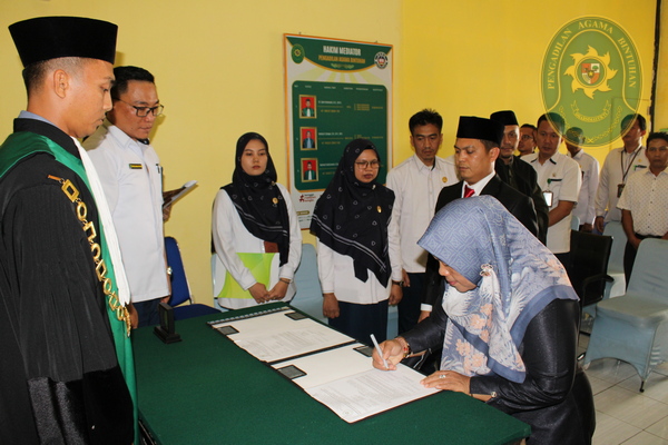 69 HAPPY DAN EVI DILANTIK OLEH KETUA PENGADILAN AGAMA BINTUHAN2