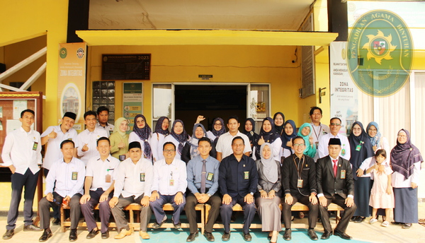 69 HAPPY DAN EVI DILANTIK OLEH KETUA PENGADILAN AGAMA BINTUHAN4