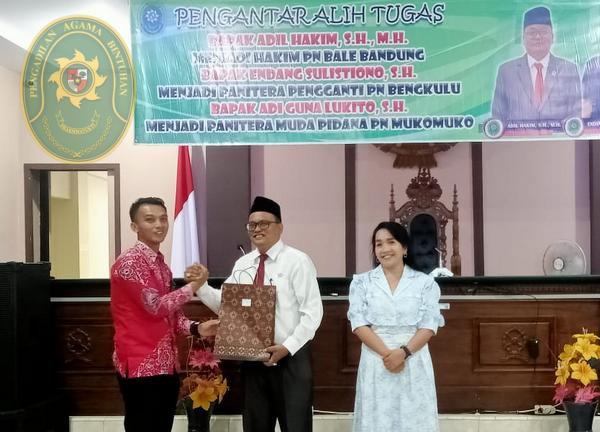 82 KETUA PA BINTUHAN HADIRI PENGANTAR ALIH TUGAS KETUA PN BINTUHAN