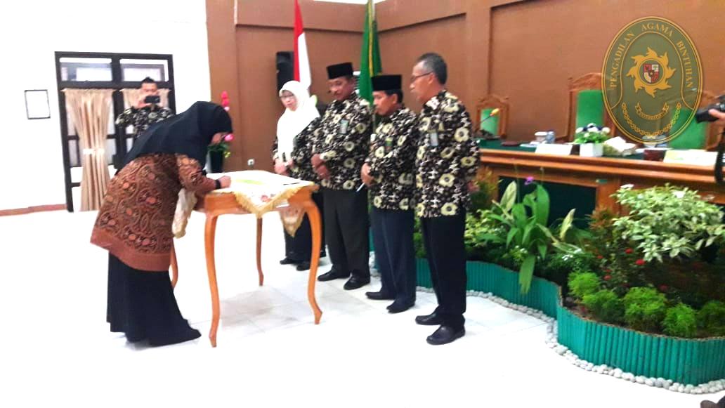 6. Ketua PA Bintuhan Dapat Oleh oleh dari Hakim Agung 1