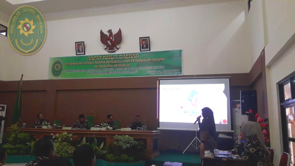 6. Ketua PA Bintuhan Dapat Oleh oleh dari Hakim Agung 2